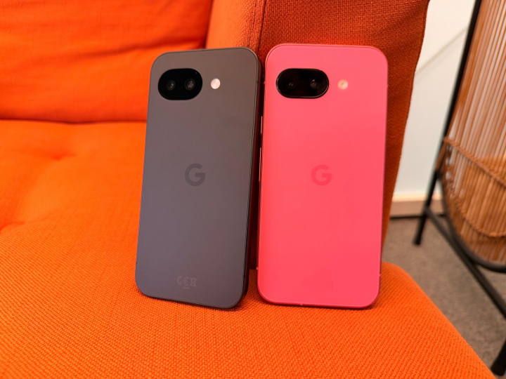 A la izquierda, en color negro, el Pixel 10a. A la derecha, en color rojo, el Pixel 9a. Se nota en el relieve de la cámara.