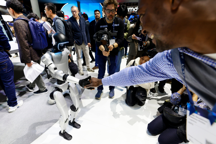 Imagen de un robot humanoide en el Mobile World Congress 2025.