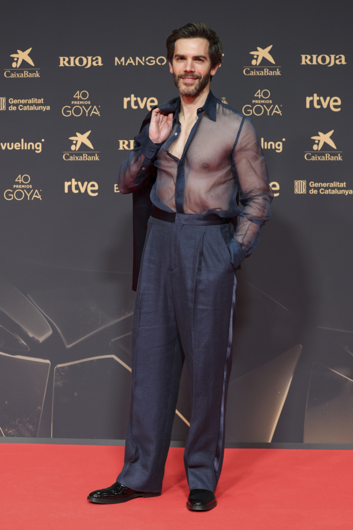 Marc Clotet con una camisa transparente en la alfombra roja de los Premios Goya 2026