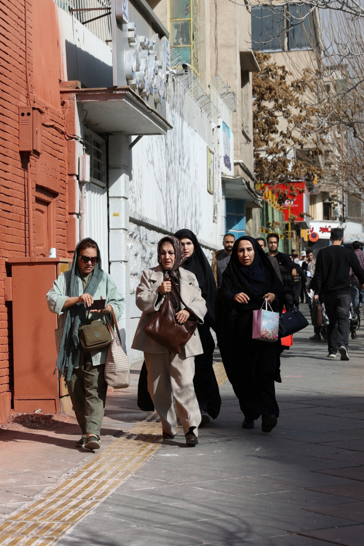 alt="alt="Personas en Teherán corren a refugiarse""