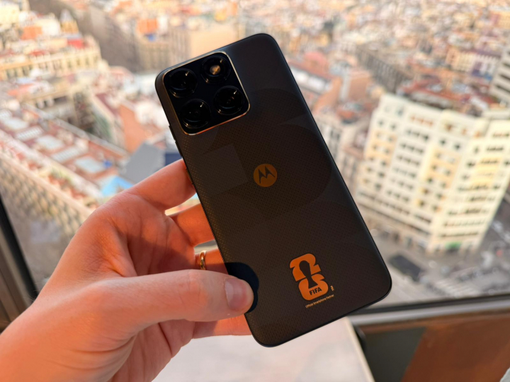 El Motorola Edge 70 Fusion, con el diseño de la Fifa World Cup y unos tonos dorados muy elegantes.