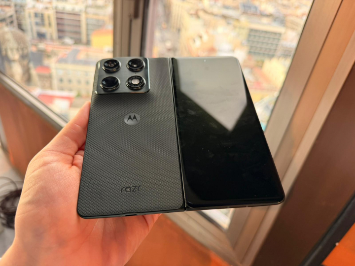 El nuevo Motorola Razr Fold. En color negro y muy cómodo en mano.