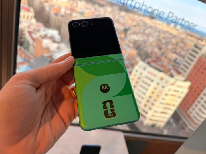 El Razr Flip, especial Copa del Mundo. El tono verde tiene un tacto similar al del cuero de una pelota de fútbol.