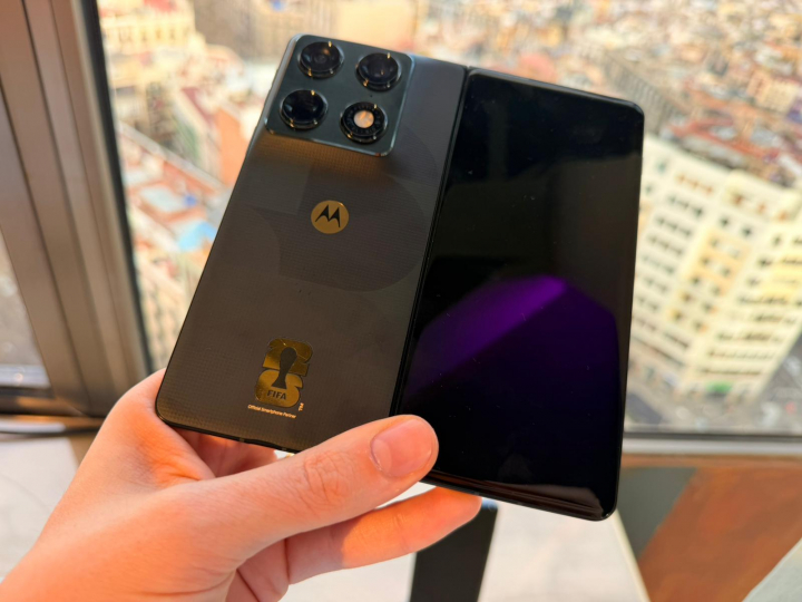 El Razr Fold Edición Fifa World Cup. Con un acabado dorado que va muy bien con el color negro.