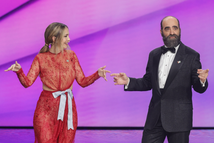 Los presentadores de los Goya, Rigoberta Bandini y Luis Tosar, cantando 'Amigos para siempre' para despedir la gala.