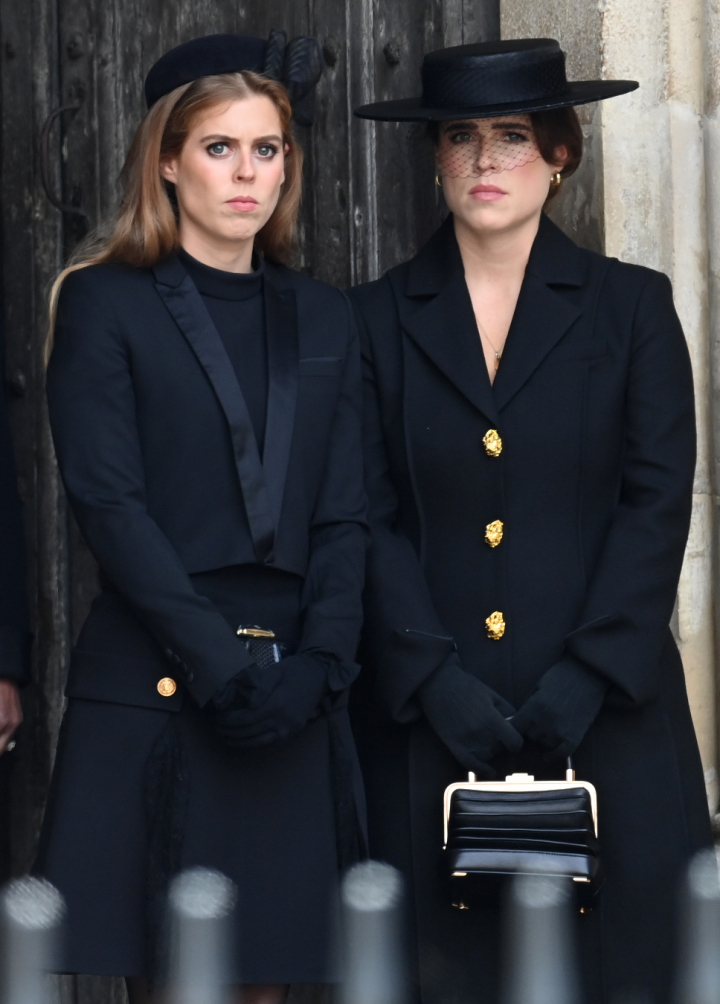 Beatriz y Eugenia de York en el funeral de la reina Isabel II el 19 de septiembre de 2022 en Londres