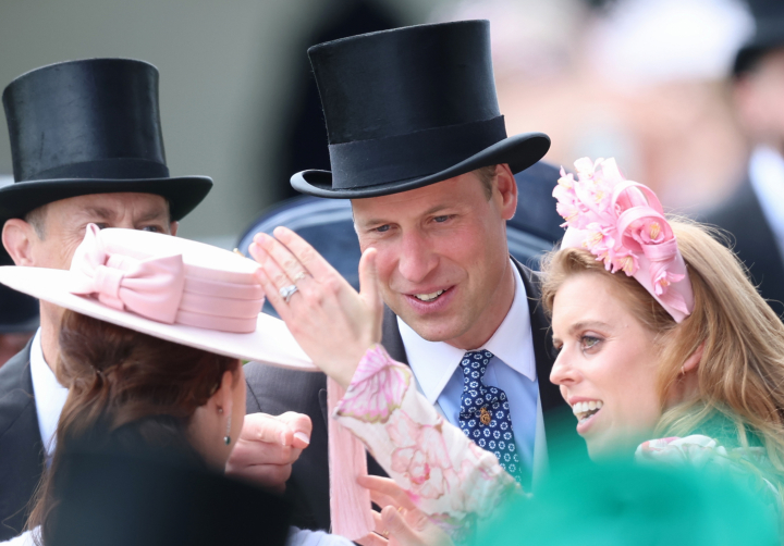 El príncipe Guillermo bromeando con sus primas Beatriz y Eugenia de York en Ascot 2024