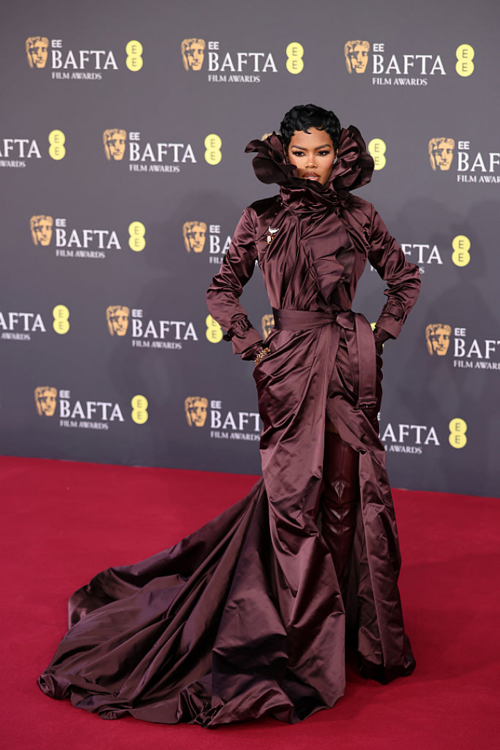 alt="alt="Con un diseño a medida de Burberry en los BAFTA""