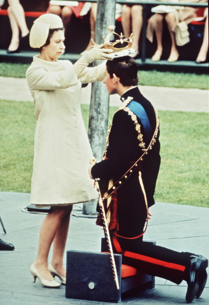 La reina Isabel II corona a su Carlos en la investidura de Carlos III como príncipe de Gales en el Castillo de Caernarfon en 1969