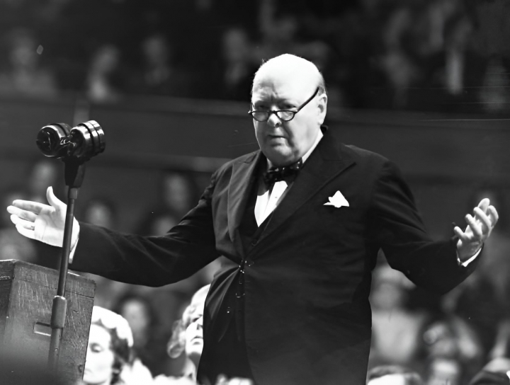 alt="alt="Winston Churchill, ex Primer ministro del Reino Unido, dando un discurso""