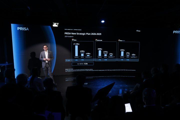 El presidente de PRISA, Joseph Oughourlian, expone los logros conseguidos en materia de crecimiento de ingresos y reducción de deuda durante los últimos años.