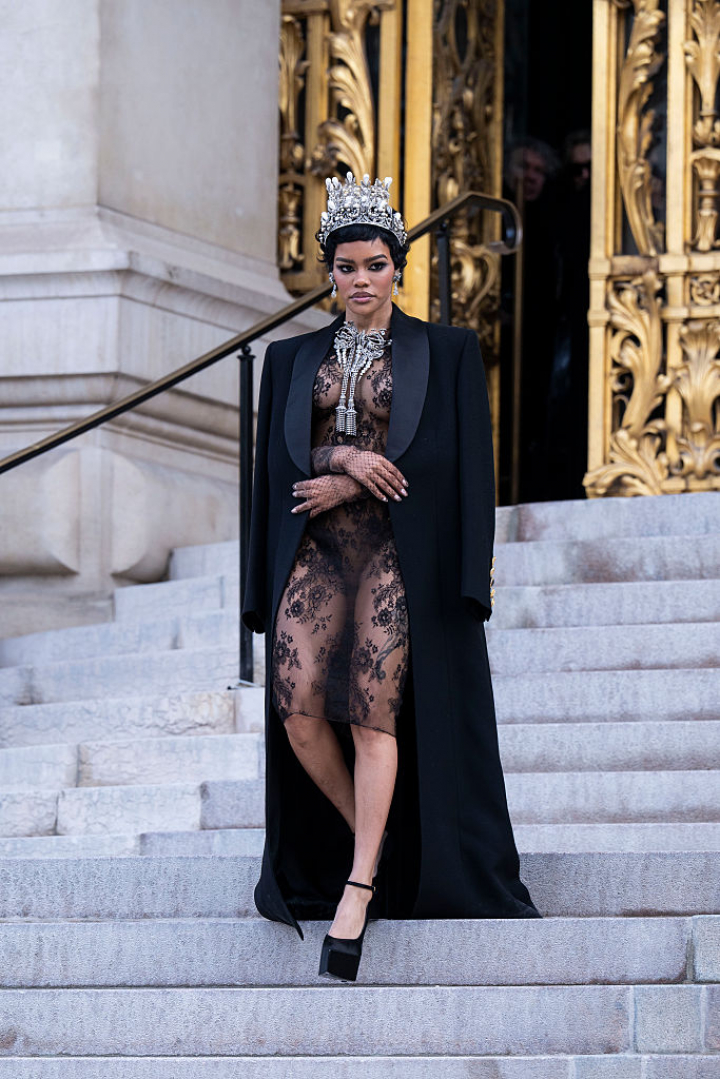 alt="alt="Transparencias y tiara en el desfile de Schiaparelli en París""