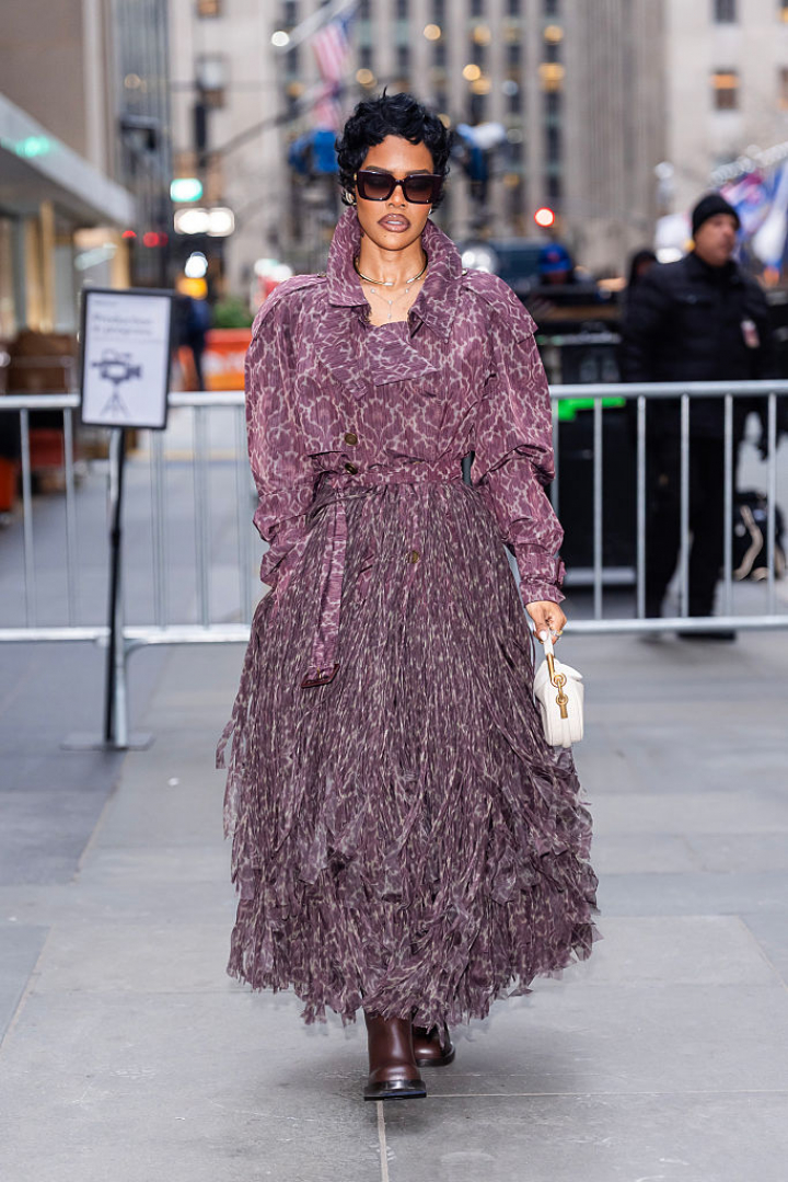 alt="alt="Por las calles de Nueva York con gabardina púrpura""