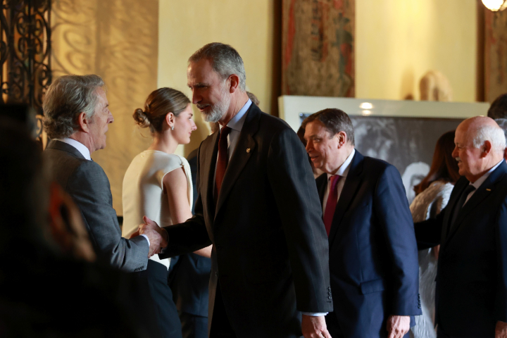 El rey Felipe VI saluda a Alfonso Díez, viudo de la duquesa de Alba, en la inauguración de la exposición 'Cayetana: Grande de España' en Sevilla