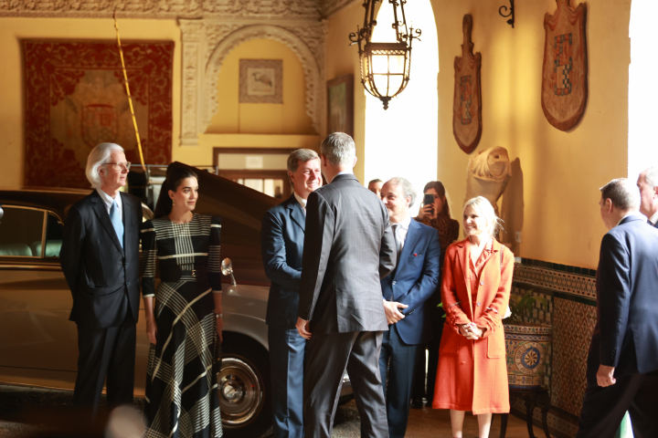 Felipe VI saluda a Cayetano Martínez de Irujo en presencia de Eugenia Martínez de Irujo, Narcís Rebollo, Bárbara Mirján y Jacobo Fitz-James Stuart en la inauguración de 'Cayetana: Grande de España