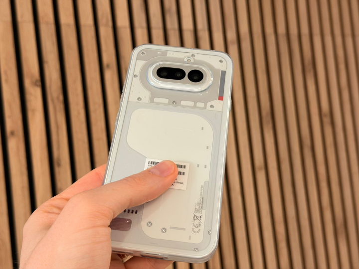 El Nothing Phone (4a), en color blanco y su diseño característico.