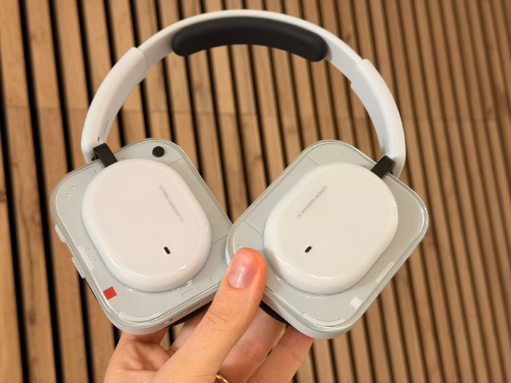 Los Headphone (a), en color blanco y estética similar a la del (4a).