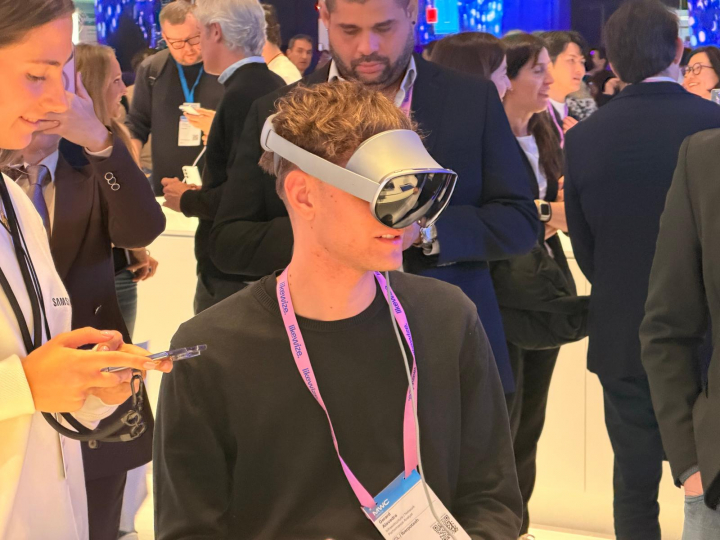 Un joven probando las nuevas Galaxy XR.