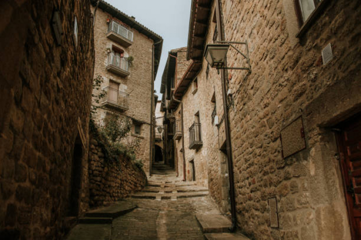 alt="alt="A street in Sos del Rey Catolico, a beautiful medieval village near Zaragoza, Spain.""