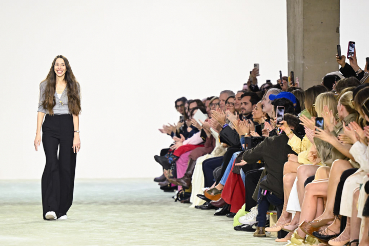 Chemena Kamali, saludando tras un desfile de Chloé en marzo de 2025