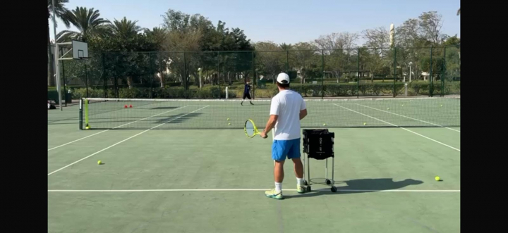 Javi Faus, dando una clase de tenis