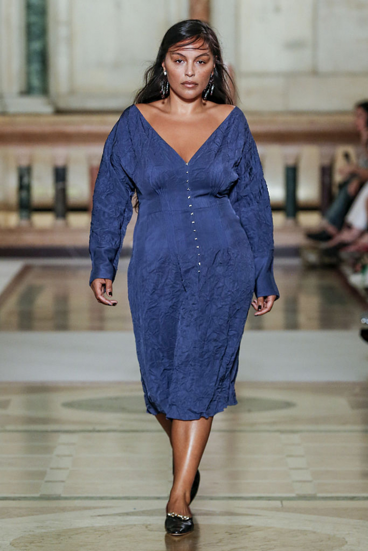 La modelo Paloma Elsesser, en septiembre de 2025 en el desfile de Tory Burch
