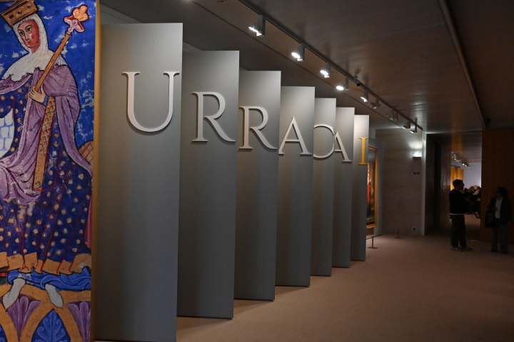 Vista de una exposición sobre Urraca I de León en el Museo de León por el 900º aniversario de su muerte