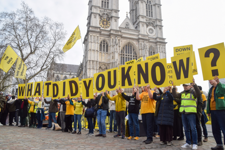 Activistas antimonárquicos sostienen pancartas en su protesta en el Día de la Commonwealth 2026