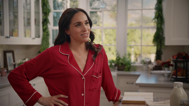 Meghan Markle con un pijama rojo en su programa 'Con amor, Meghan' en Netflix