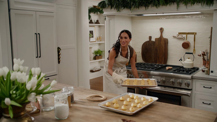 Meghan Markle horneando para su programa 'Con amor, Meghan' en Netflix
