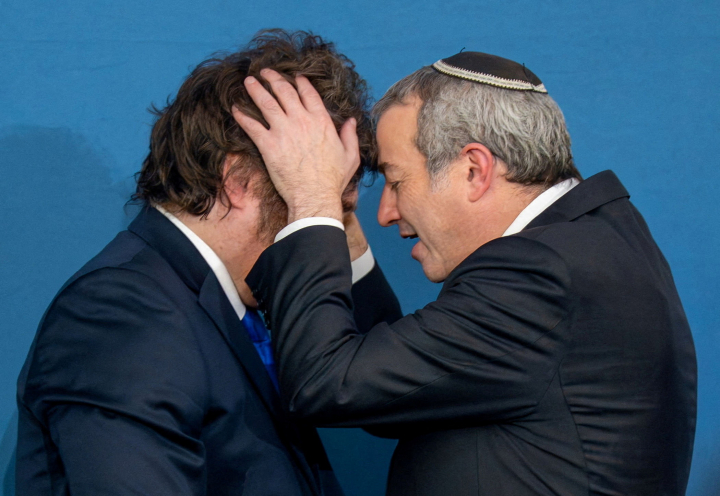 El mandatario argentino, Javier Milei, recibiendo el saludo del rabino doctor Ari Berman, durante su visita a la Universidad de Yeshiva, en Manhattan (Nueva York, EEUU).