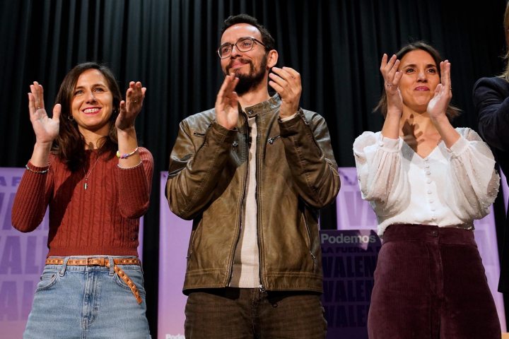 Las dirigentes de Podemos Ione Belarra (i) e Irene Montero (d), participan junto al candidato de Podemos-Alianza Verde a la Presidencia de la Junta de Castilla y León, Miguel Ángel Llamas