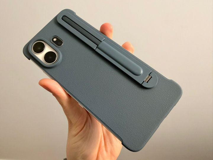 El TCL NXTPAPRE 70 Pro, con su funda y su lápiz integrado en ella.