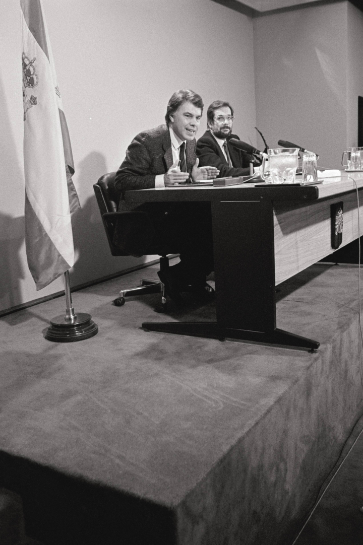 Felipe González defendiendo la permanencia en la OTAN durante una rueda de prensa.