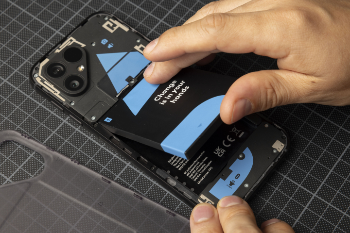 Foto de archivo del Fairphone en 2023, con el primer móvil reparable del mundo.