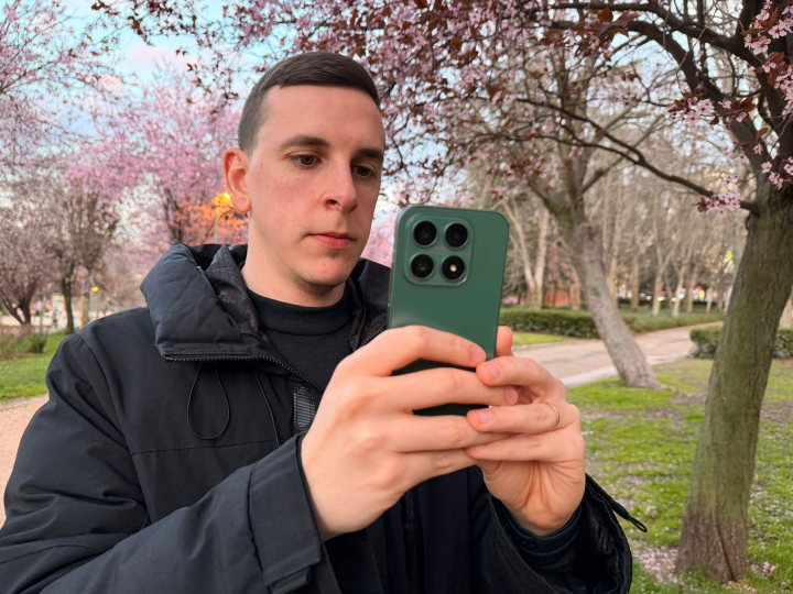 Probando el Xiaomi 17 en exteriores. Su color verde ventura me parece una maravilla y su diseño es muy elegante.