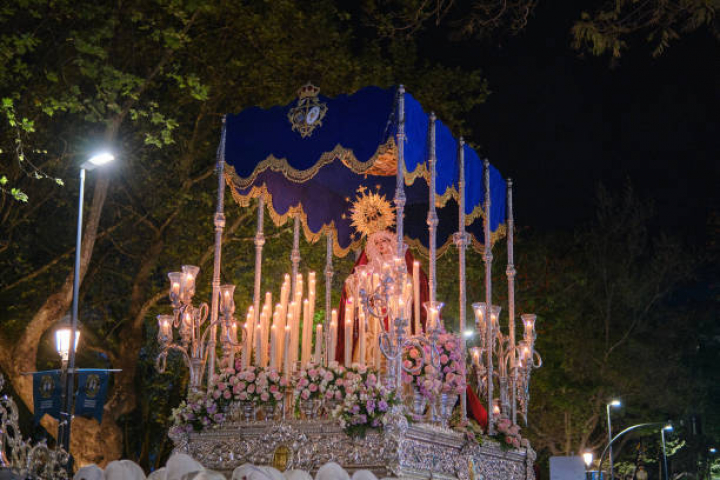 alt="alt="Semana santa procession, thrones and nazarenos""