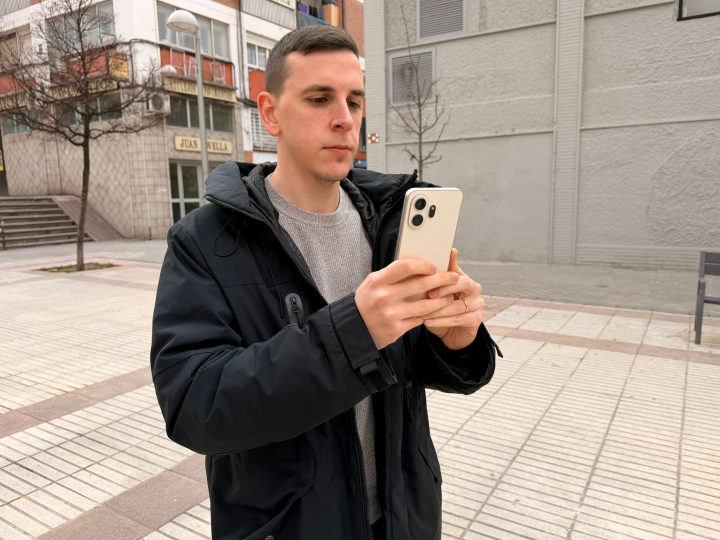 Utilizando el TCL NXTPAPER 70 Pro en exteriores.