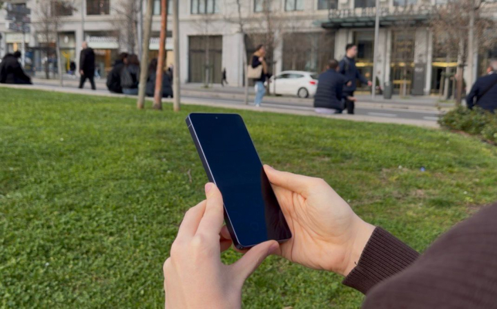 Ángulo lateral del S26 Ultra, con el 'Privacy Display' activado.