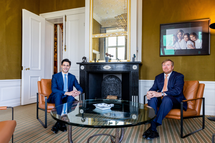 Guillermo Alejandro de Holanda en una audiencia con Rob Jetten, primer ministro de Países Bajos