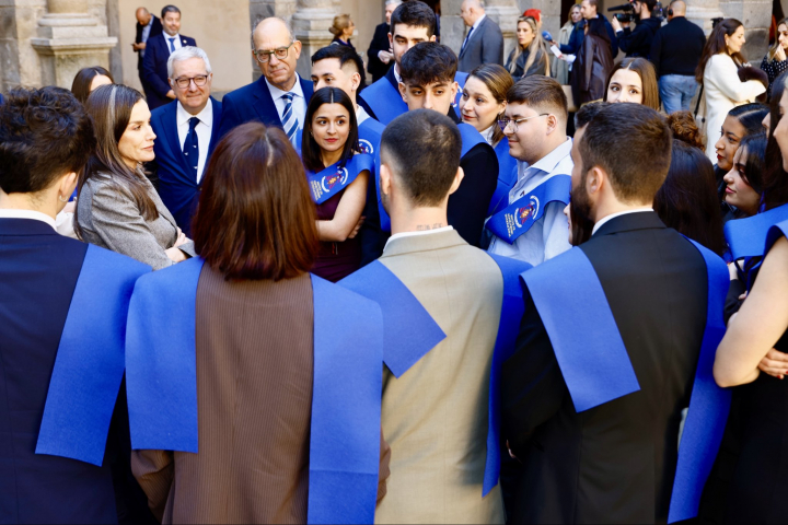 La reina Letizia con los estudiantes de la tercera edición del Máster de Formación Permanente en Reporterismo Internacional
