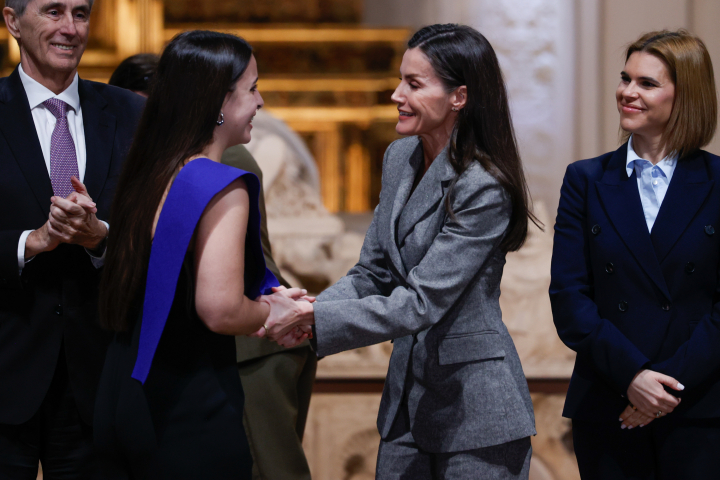 La reina Letizia felicita a una de las estudiantes de la tercera edición del Máster de Formación Permanente en Reporterismo Internacional