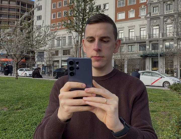 Probando el nuevo Samsung Galaxy S26 Ultra. Con un diseño más ligero y compacto.