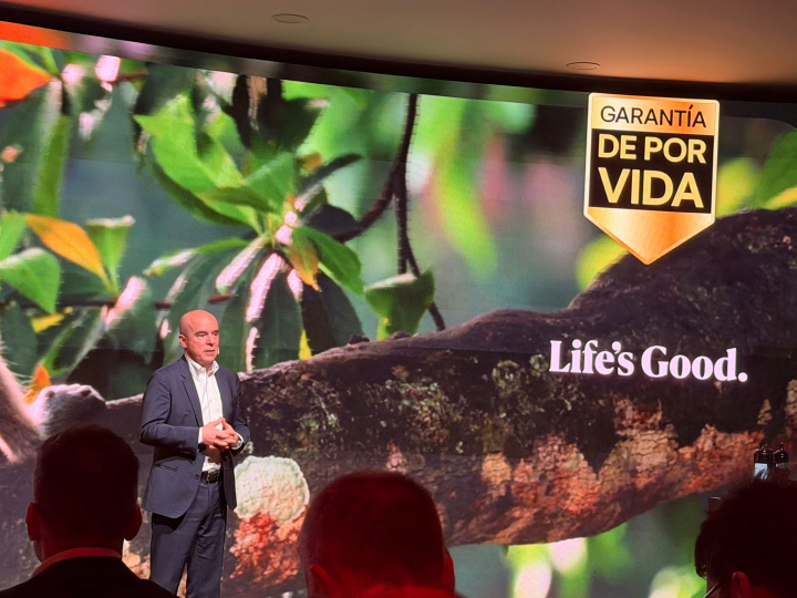 Jaime de Jaraíz, CEO de LG, explicando la nueva garantía de por vida de la marca.