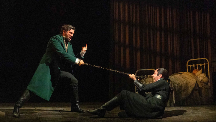 Jean Valjean trata de escapar de Javert en 'Los miserables'