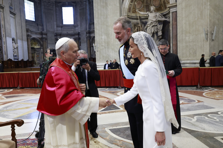 La reina Letizia saluda al papa León XIV en presencia de Felipe VI en la misa de inicio del pontificado de León XIV