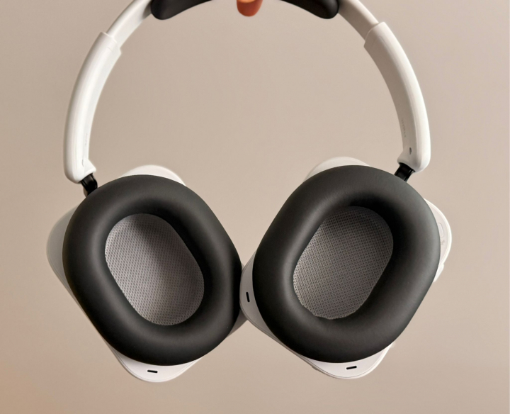 Las almohadillas de los Nothing Headphone (a).