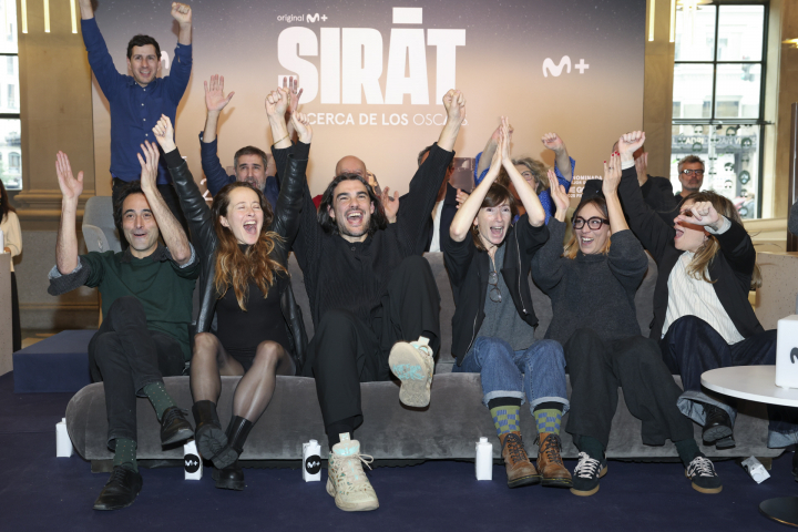 Laxe celebrando con el equipo la nominación de 'Sirat'