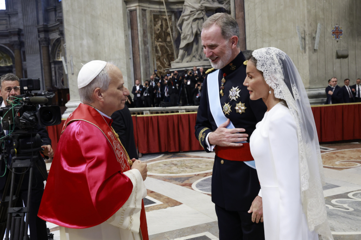 Los reyes Felipe y Letizia con el papa León XIV en la misa por el inicio del pontificado