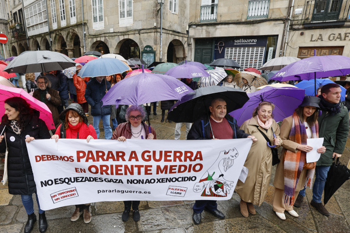 alt="alt="La secretaria de Organización del PSdeG, Lara Méndez (2d), y el secretario do PSdeG de Santiago, Aitor Bouza (d), participan en la concentración organizada por la plataforma Parar la Guerra, hoy sábado en Santiago de Compostela.""